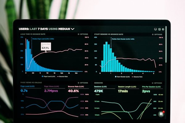 Quels outils de gestion des logs recommandez-vous pour une infrastructure cloud-native sécurisée ?
