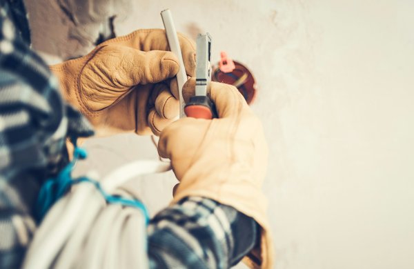 Comment installer un système de téléphonie VoIP pour un bureau avec plusieurs départements?